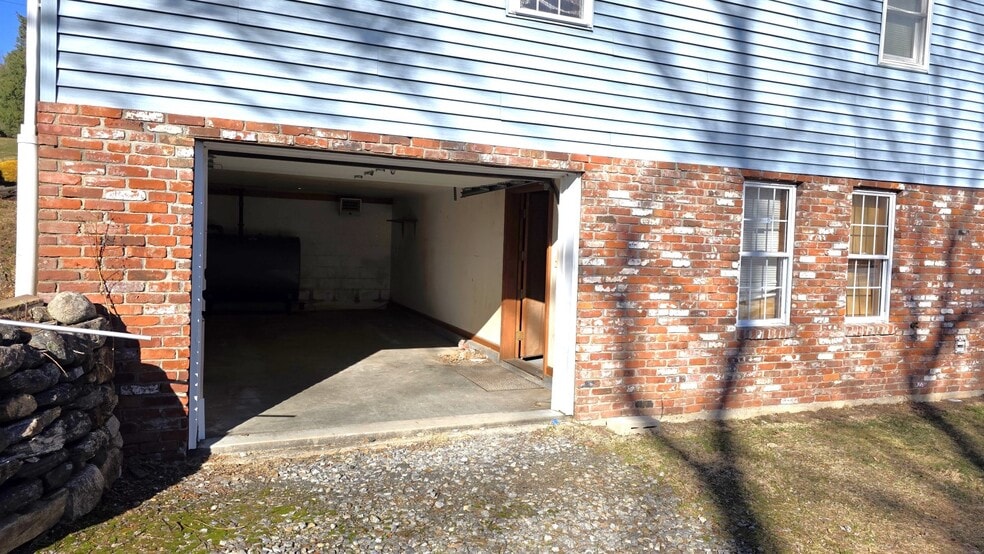More Photos Of 1020 Echo Lake Rd, Watertown Office Residential For Lease