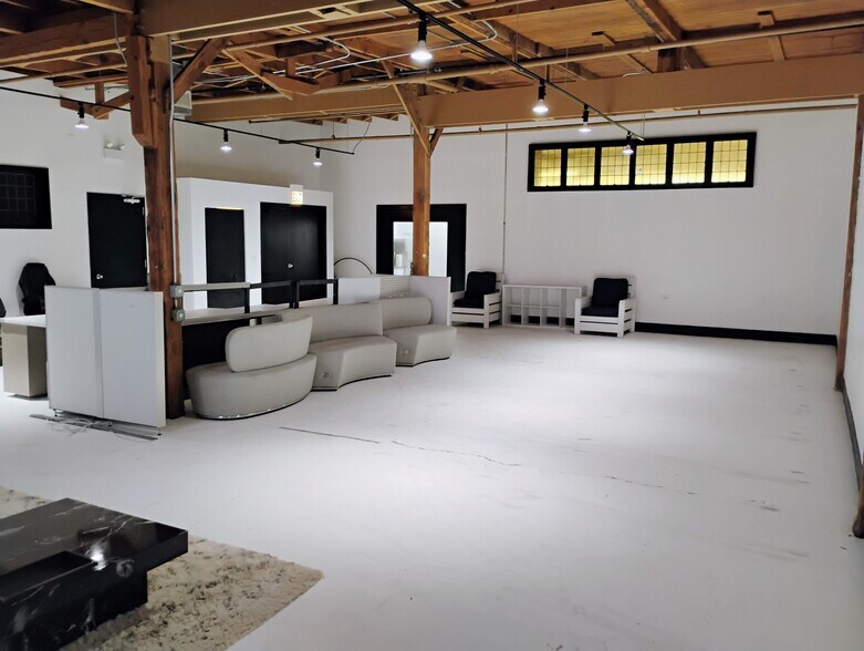 More Photos Of 333 N Oakley Blvd, Chicago Light Distribution For Lease