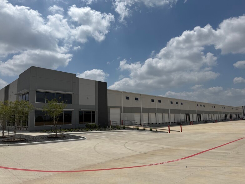More Photos Of 17716 Waller-Tomball rd, Tomball Warehouse For Lease