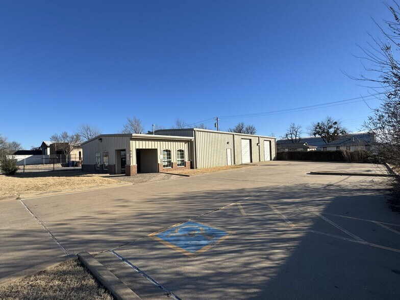More Photos Of 920 NW 69th St, Oklahoma City Warehouse For Lease