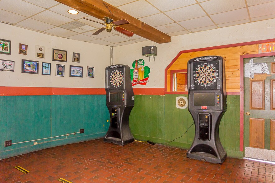 More Photos Of 318 W North Water St, New London Bar For Sale