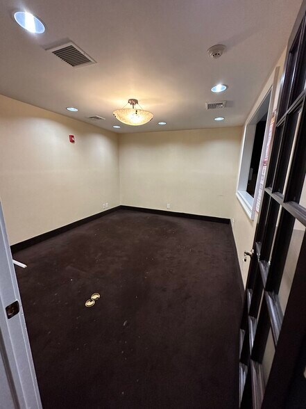 More Photos Of 25 Nassau Ln, Island Park Office For Lease