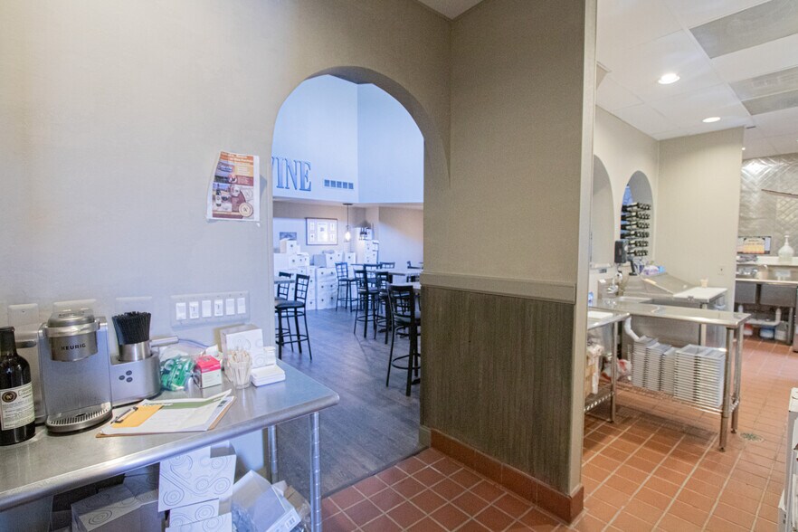 More Photos Of 104 Macomb Pl, Mount Clemens Restaurant For Sale