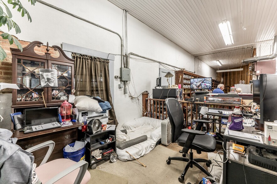More Photos Of 201 Gibbs St, New Waverly Freestanding For Sale