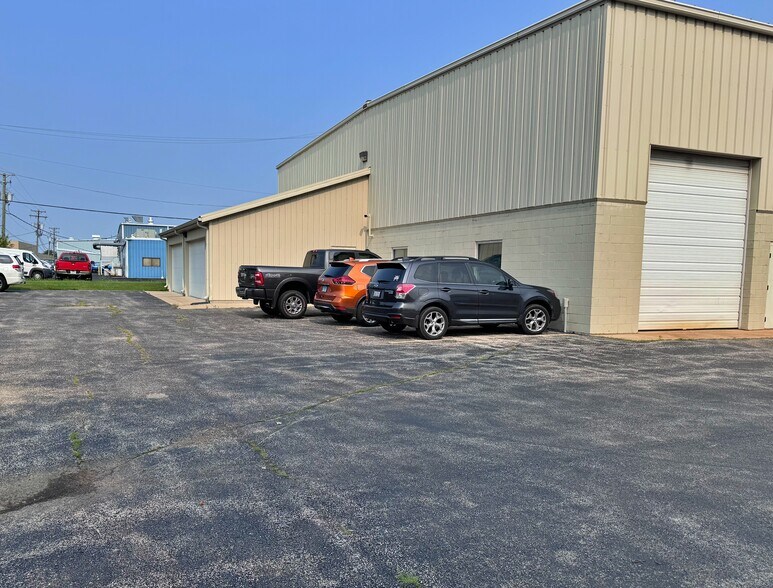 More Photos Of 5191 27th Ave, Rockford Manufacturing For Lease