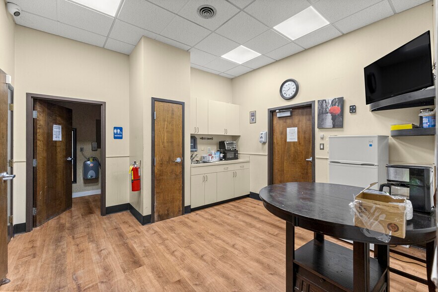 More Photos Of 13403 W 7 Mile Rd, Detroit Medical For Lease