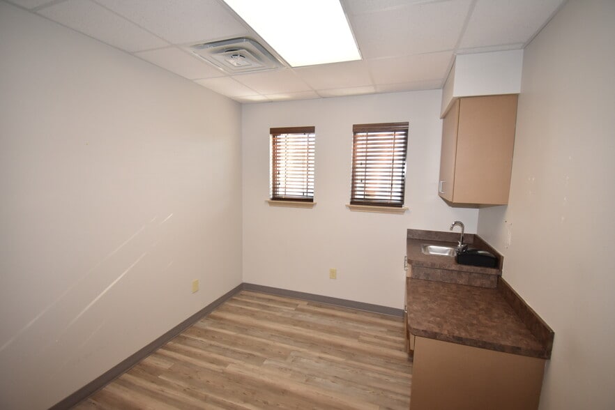 More Photos Of 2401 W Oak St, Denton Medical For Lease