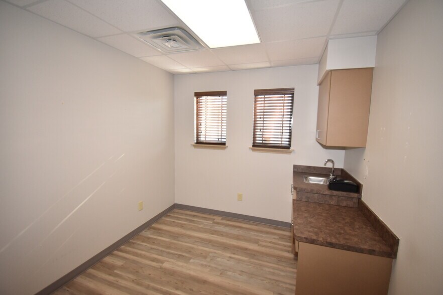 More Photos Of 2401 W Oak St, Denton Medical For Sale