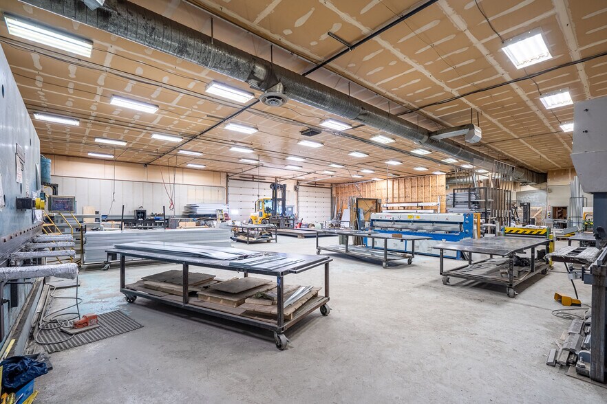 More Photos Of 4702 40 Av, Lloydminster Industrial For Lease