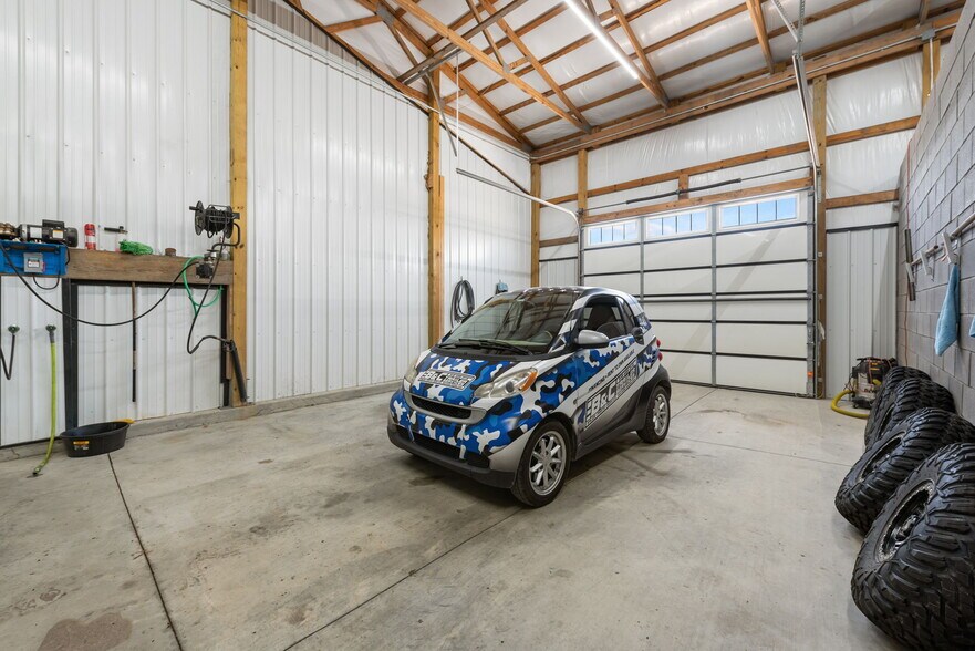 More Photos Of 26091 OK-51, Wagoner Showroom For Sale