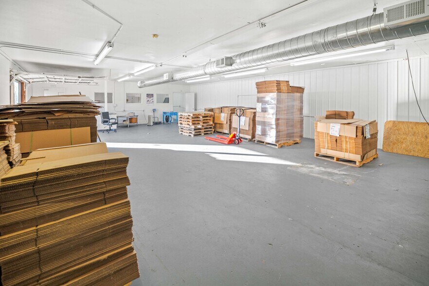 More Photos Of 904 E Main St, Stanford Flex For Sale