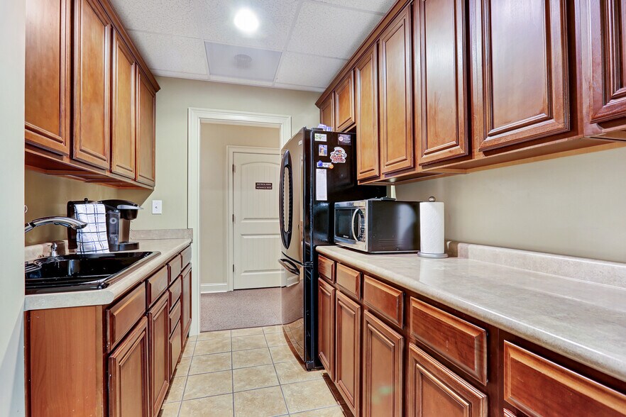 More Photos Of 68 Pointe Cir, Greenville Office For Lease