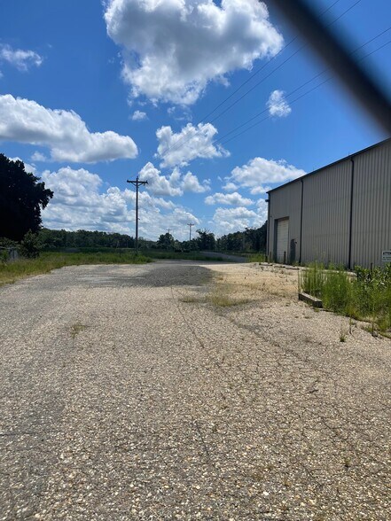 More Photos Of 4840 Crain Hwy, White Plains Warehouse For Lease