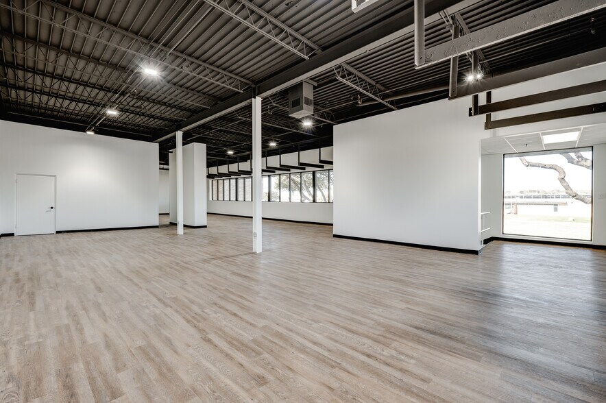 More Photos Of 904 Regal Row, Dallas Refrigeration Cold Storage For Lease