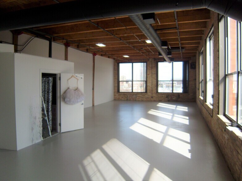 More Photos Of 2000 W Carroll Ave, Chicago Warehouse For Lease