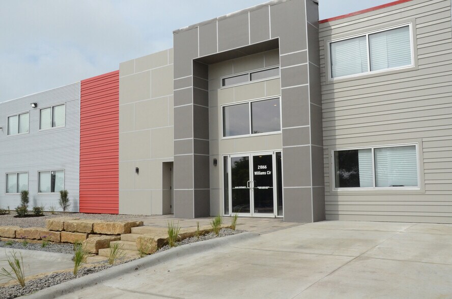 More Photos Of 21866 Williams Cir, Gretna Warehouse For Lease