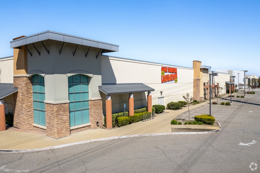 More Photos Of 14659 Ramona Ave, Chino Department Store For Lease