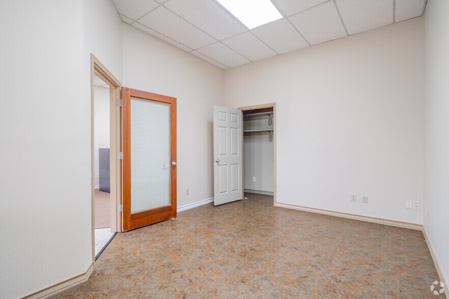 More Photos Of 1400-1460 Sidney Baker St, Kerrville Office For Lease