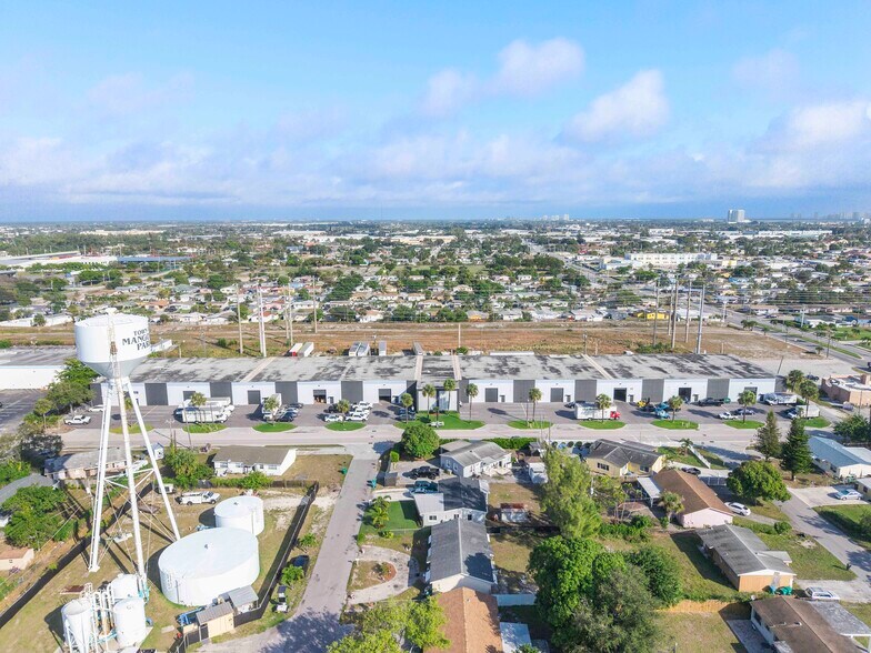 More Photos Of 1205-1421 Hill Ave, Mangonia Park Warehouse For Lease