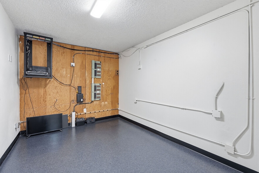 More Photos Of 1120 E 52nd St, Austin Flex For Sale