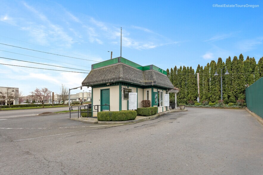 More Photos Of 3007 NE 181st Ave, Portland Freestanding For Sale