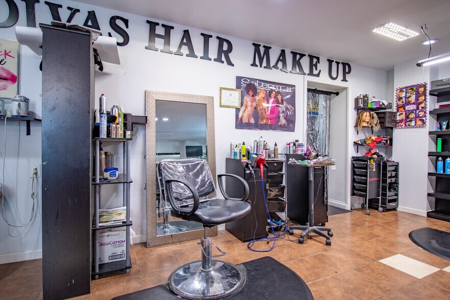 More Photos Of 518 Mill Ave, Conroe General Retail For Sale