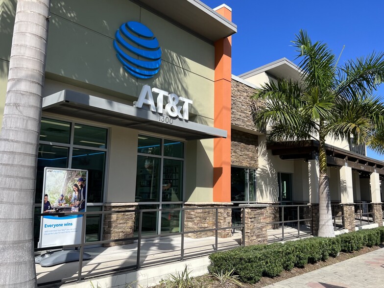 More Photos Of 1300 4th St N, Saint Petersburg Storefront For Sale