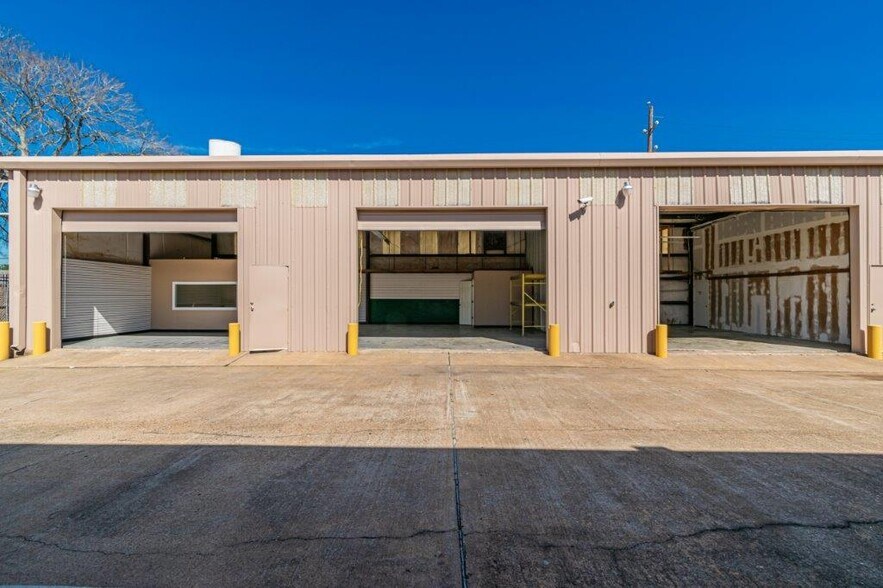 More Photos Of 16522-16536 Park Row, Houston Light Distribution For Lease