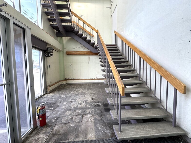 More Photos Of 4 Betty St, Everett Flex For Lease