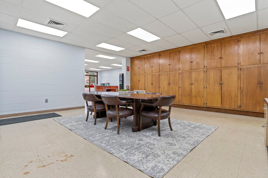 More Photos Of 1001 E 4th St, Richmond Showroom For Lease