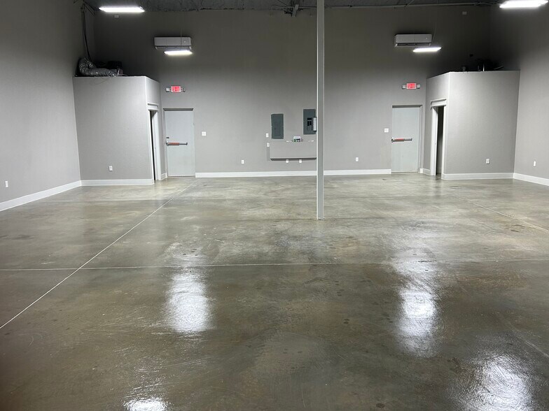 More Photos Of 201 N County Rd, Alvarado Storefront Retail Office For Lease