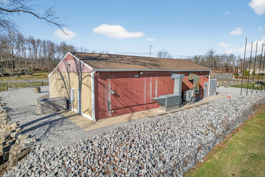 More Photos Of 742 Amity Rd, Bethany Freestanding For Sale