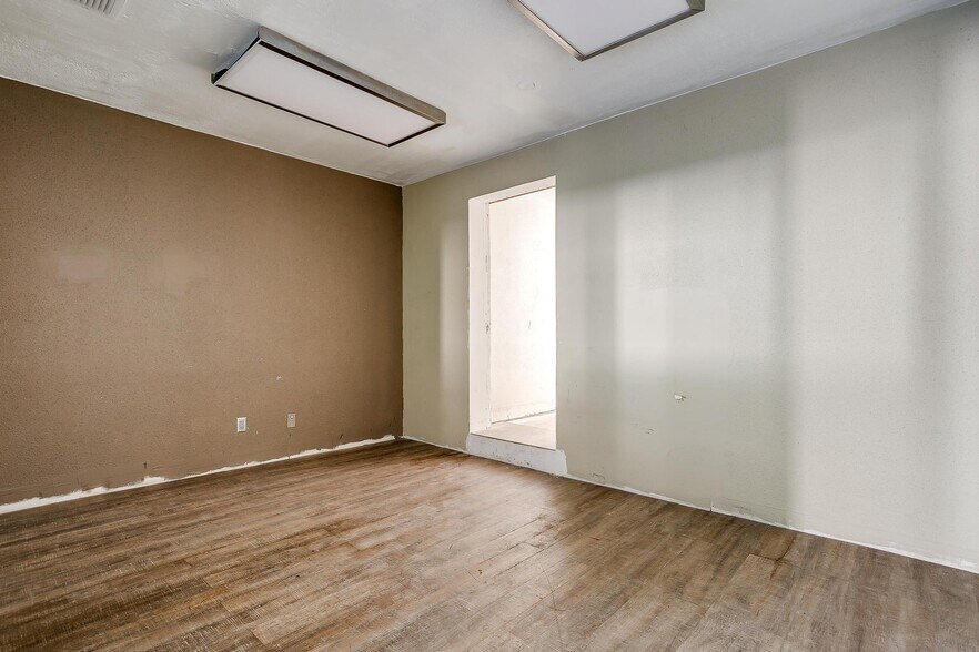 More Photos Of 117 Roberts Cut Off Rd, Fort Worth Warehouse For Sale