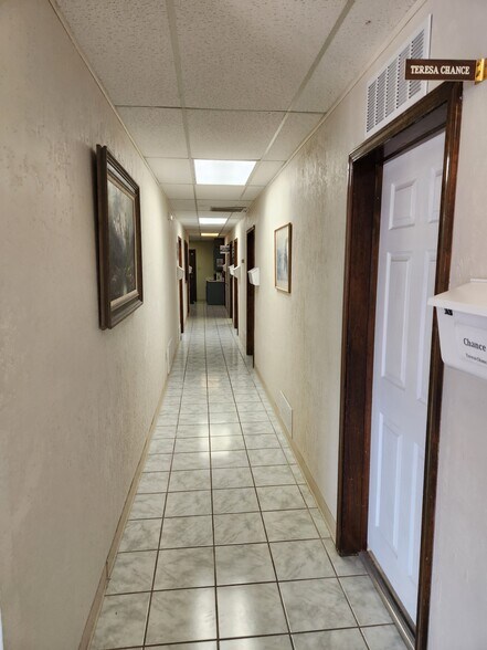 More Photos Of 1509-1511 W Gore Blvd, Lawton Office For Lease