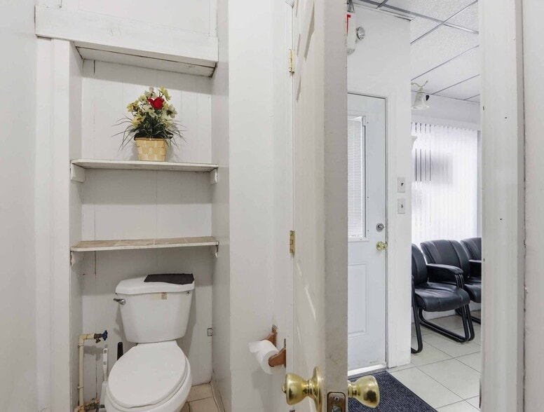 More Photos Of 2517 Washington Blvd, Baltimore Storefront Retail Residential For Sale