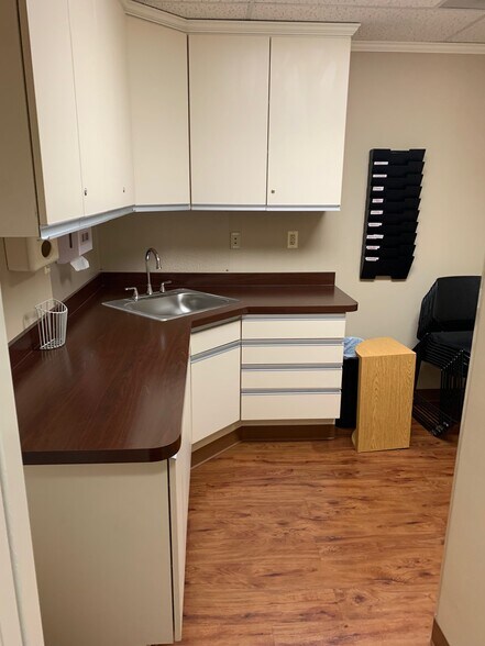 More Photos Of 8 Quakerbridge Plz, Hamilton Office For Sale