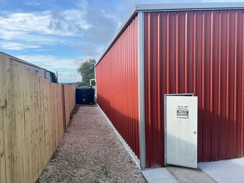 More Photos Of 15114 Iowa St, Austin Self Storage For Sale