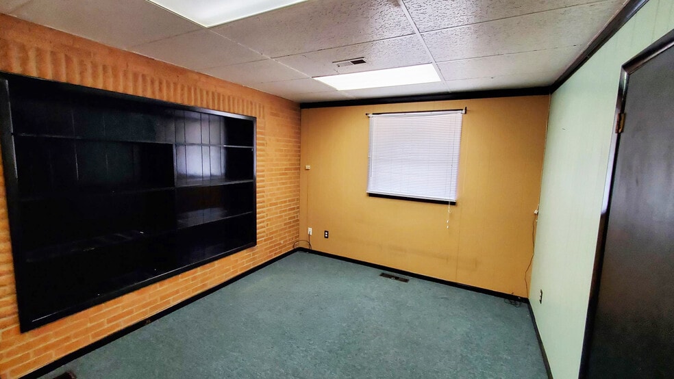 More Photos Of 6491-6497 Proprietors Rd, Worthington Warehouse For Lease
