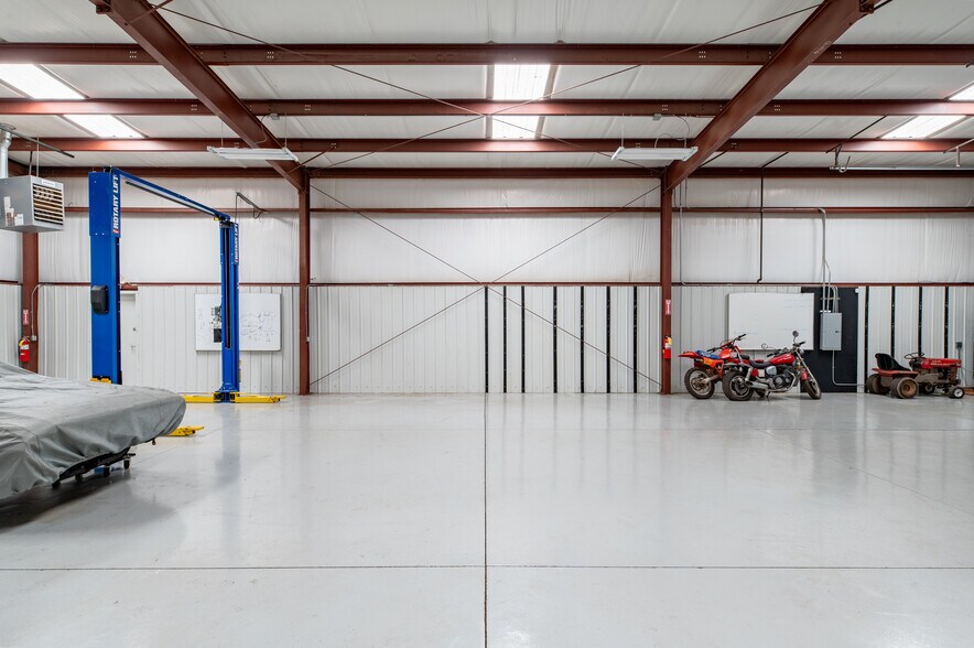 More Photos Of 70 N Gwinnett St, Buford Showroom For Sale