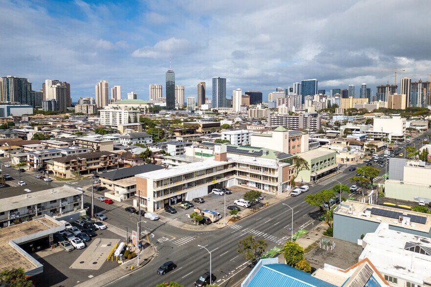 More Photos Of 2065 S King St, Honolulu Storefront Retail Office For Lease