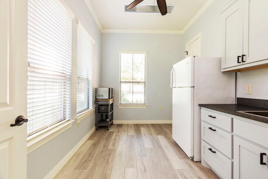 More Photos Of 7633 Bellaire Dr S, Fort Worth Medical For Sale