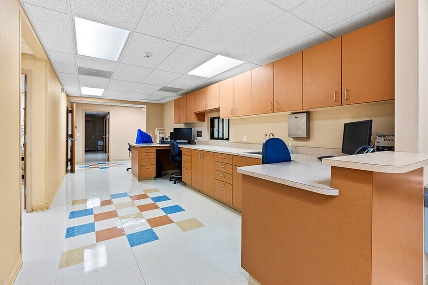 More Photos Of 202 Overland Dr, Greenwood Medical For Lease