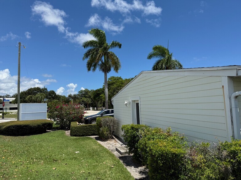 More Photos Of 2718 Conroy Rd, West Palm Beach Office For Sale