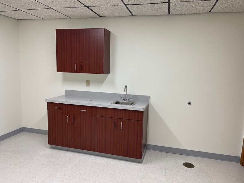 More Photos Of 555 S Industrial Dr, Hartland Office For Lease