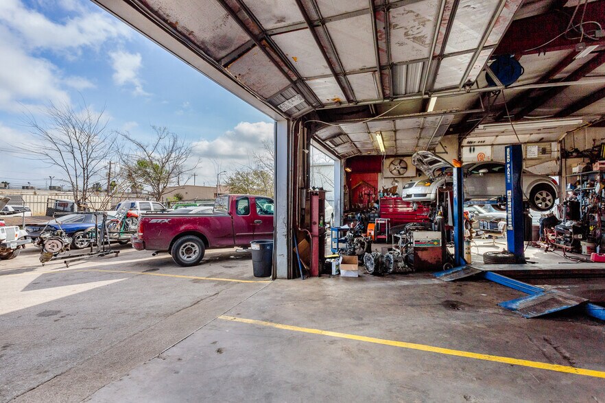 More Photos Of 8921 Daffodil Ave, Houston Auto Repair For Lease