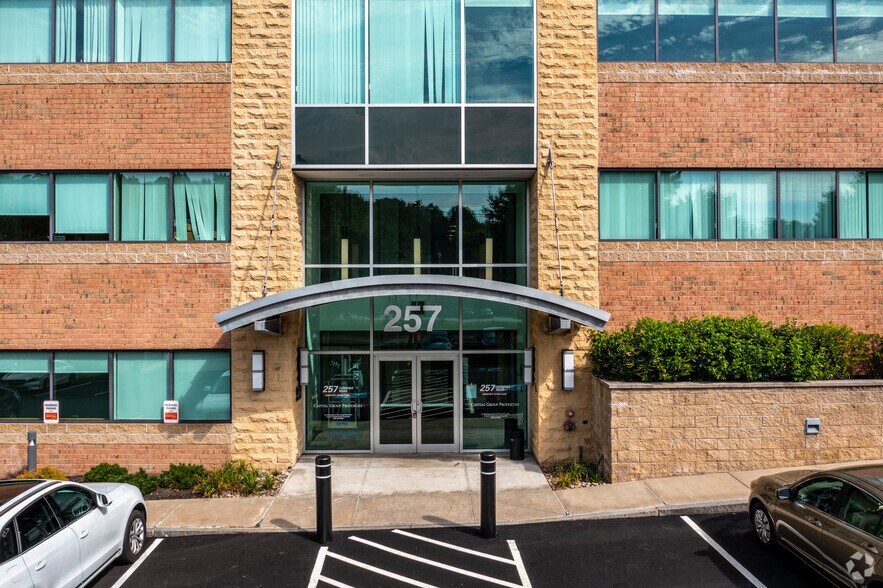 More Photos Of 257 Turnpike Rd, Southborough Medical For Lease