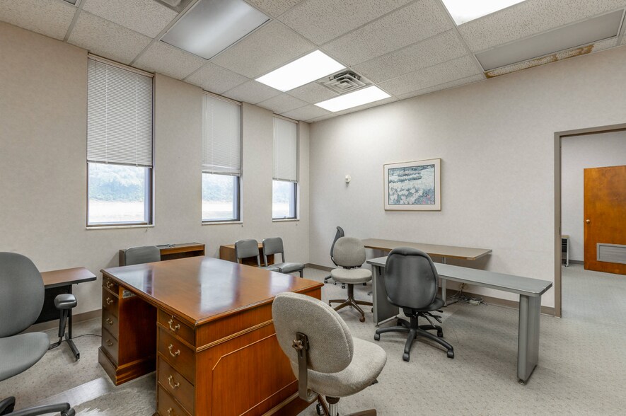 More Photos Of 1012 Riverfront Pkwy, Chattanooga Office For Sale