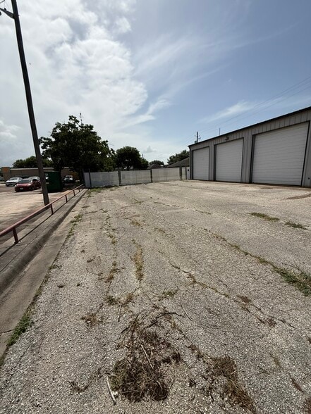 More Photos Of 4005 N Navarro St, Victoria Warehouse For Lease