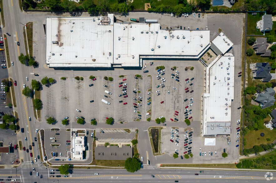 More Photos Of 4125-4193 Dundee Rd, Northbrook Storefront For Lease