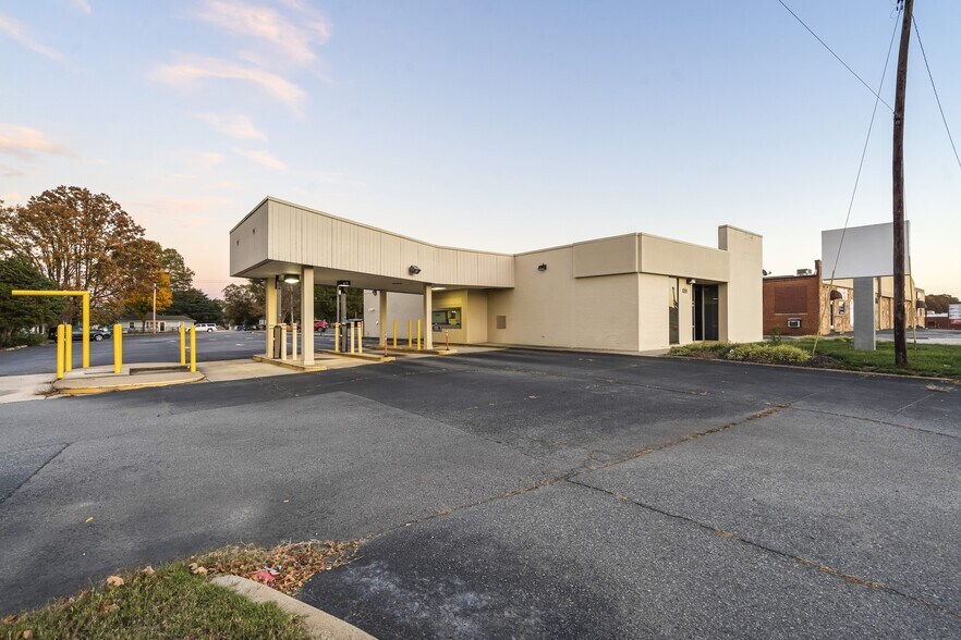 Primary Photo Of 704 N Cannon Blvd, Kannapolis Bank For Lease